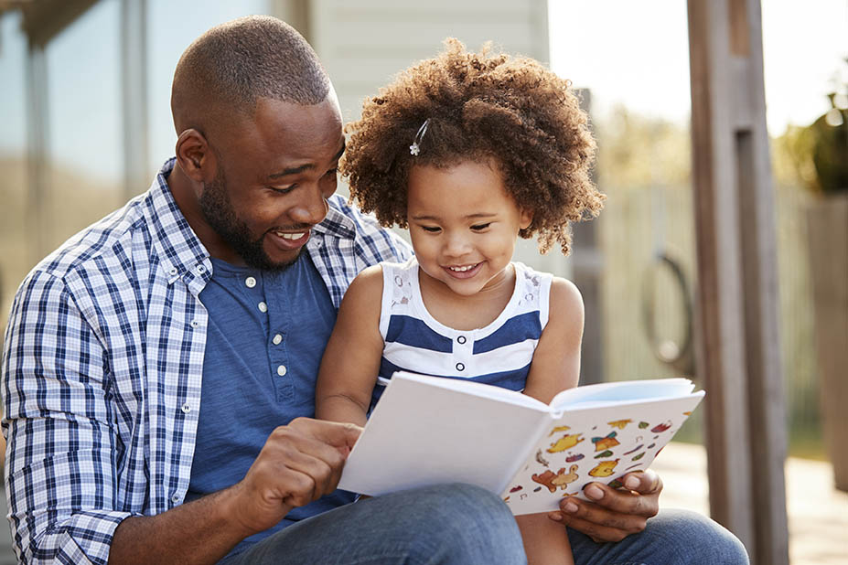 父亲和孩子阅读